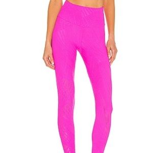 Onzie selenite leggings in knockout pink